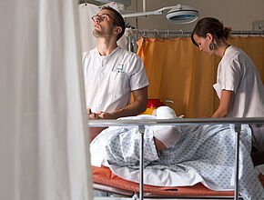 2 soignants au chevet d'un patient - Agrandir l'image (fenêtre modale)