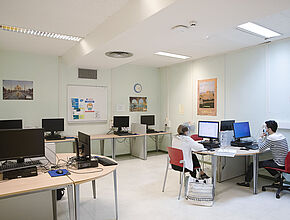 Des étudiants font des recherches dans la salle informatique du Centre de Documentation de l'IFMS - Agrandir l'image (fenêtre modale)