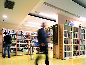 Des étudiants se déplacent entre les rayonnages  dans le Centre de Documentation de l'IFMS - Agrandir l'image (fenêtre modale)